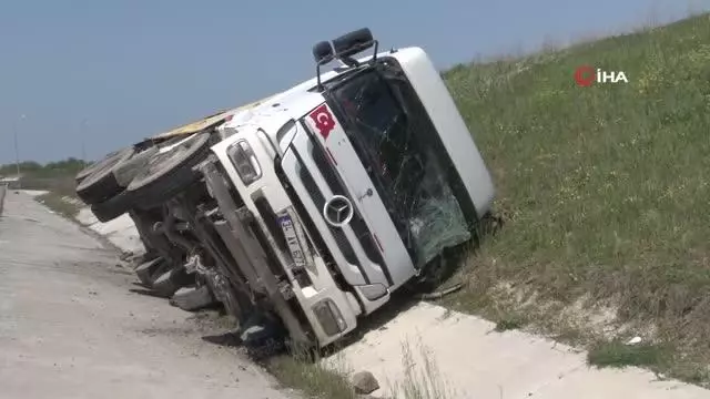 İstanbul Havalimanı yolunda hafriyat yüklü kamyon devrildi İstanbul Havalimanı yolunda hafriyat yüklü kamyon devrildi