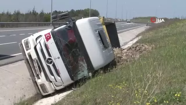 İstanbul Havalimanı yolunda hafriyat yüklü kamyon devrildi İstanbul Havalimanı yolunda hafriyat yüklü kamyon devrildi