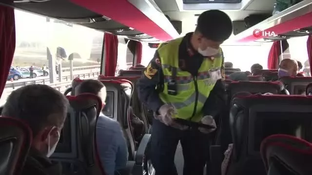 Son dakika haber... İstanbul İl Jandarma ekiplerinden yolcu otobüslerine 'tam kapanma' denetimi Son dakika haber... İstanbul İl Jandarma ekiplerinden yolcu otobüslerine 'tam kapanma' denetimi