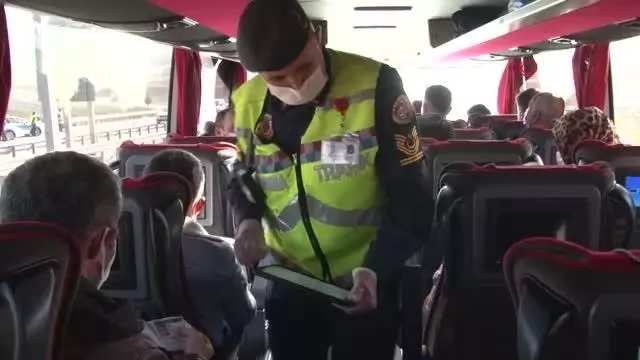 Son dakika haber... İstanbul İl Jandarma ekiplerinden yolcu otobüslerine 'tam kapanma' denetimi Son dakika haber... İstanbul İl Jandarma ekiplerinden yolcu otobüslerine 'tam kapanma' denetimi