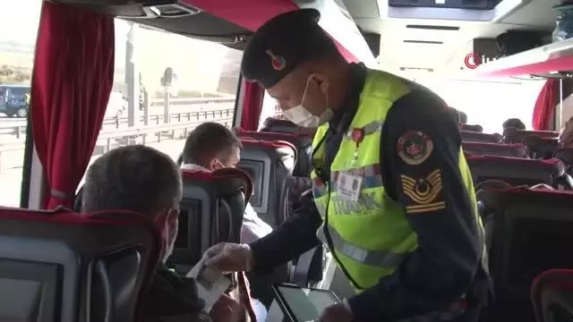 Son dakika haber... İstanbul İl Jandarma ekiplerinden yolcu otobüslerine 'tam kapanma' denetimi Son dakika haber... İstanbul İl Jandarma ekiplerinden yolcu otobüslerine 'tam kapanma' denetimi