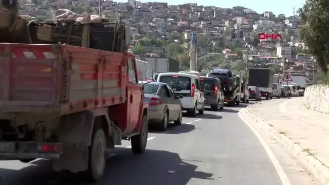 İzmir'de denetimde uzun araç kuyruğu oluştu İzmir'de denetimde uzun araç kuyruğu oluştu