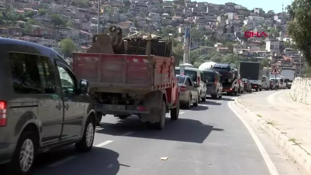 İzmir'de denetimde uzun araç kuyruğu oluştu İzmir'de denetimde uzun araç kuyruğu oluştu