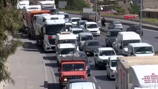 İzmir'de denetimde uzun araç kuyruğu oluştu İzmir'de denetimde uzun araç kuyruğu oluştu