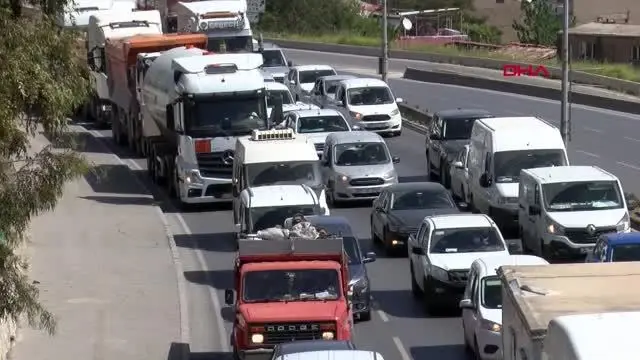 İzmir'de denetimde uzun araç kuyruğu oluştu İzmir'de denetimde uzun araç kuyruğu oluştu