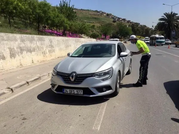 İzmir'de denetimde uzun araç kuyruğu oluştu İzmir'de denetimde uzun araç kuyruğu oluştu
