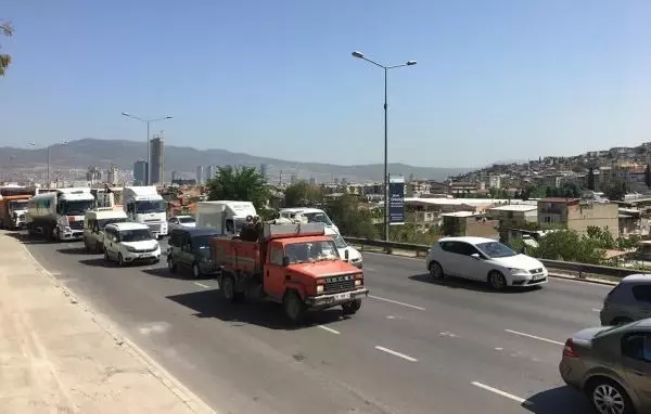 İzmir'de denetimde uzun araç kuyruğu oluştu İzmir'de denetimde uzun araç kuyruğu oluştu