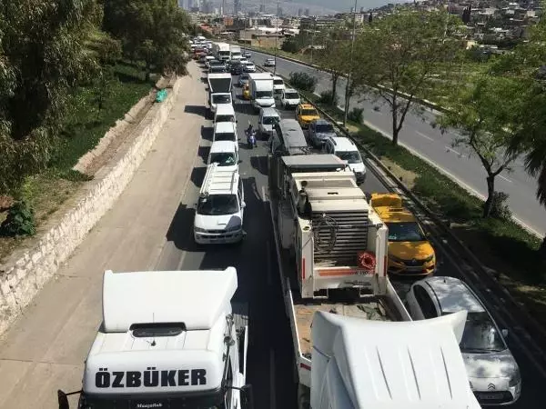 İzmir'de denetimde uzun araç kuyruğu oluştu İzmir'de denetimde uzun araç kuyruğu oluştu
