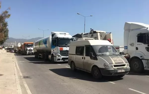 İzmir'de denetimde uzun araç kuyruğu oluştu İzmir'de denetimde uzun araç kuyruğu oluştu