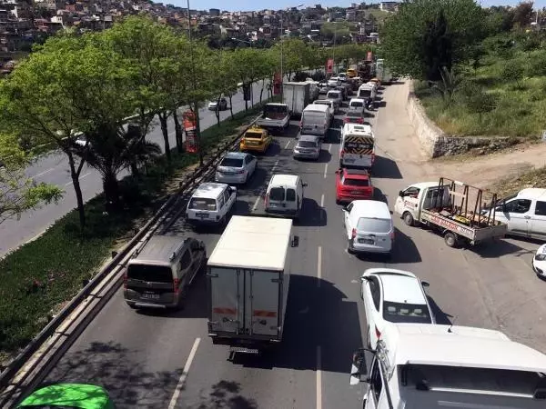 İzmir'de denetimde uzun araç kuyruğu oluştu İzmir'de denetimde uzun araç kuyruğu oluştu