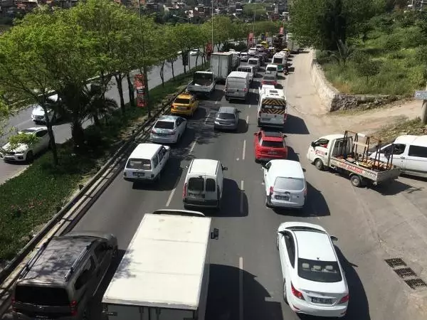 İzmir'de denetimde uzun araç kuyruğu oluştu İzmir'de denetimde uzun araç kuyruğu oluştu