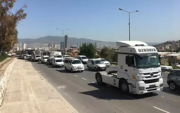 İzmir'de denetimde uzun araç kuyruğu oluştu İzmir'de denetimde uzun araç kuyruğu oluştu