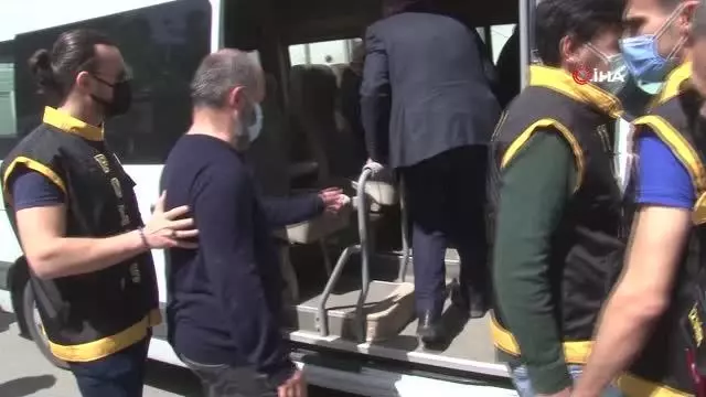 İzmir'de depremle ilgili gözaltına alınan 6 şüpheli daha adliyede İzmir'de depremle ilgili gözaltına alınan 6 şüpheli daha adliyede
