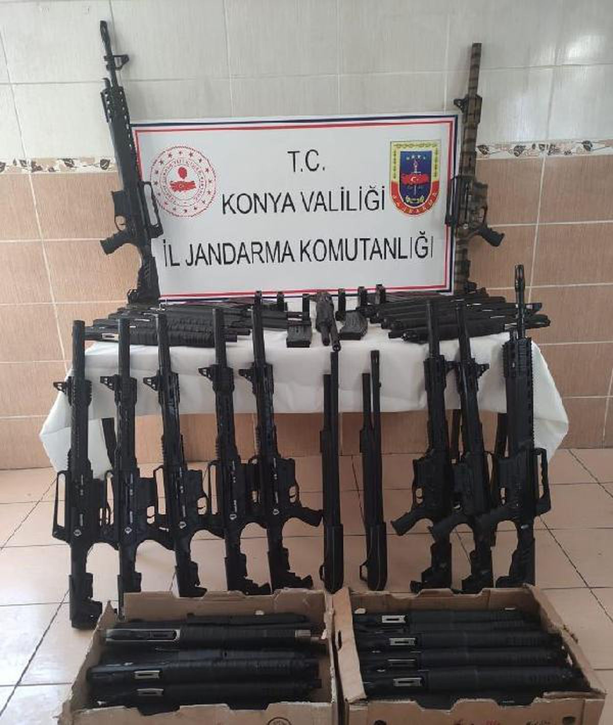 Jandarma durdurdu, mobilya kutularında 45 av tüfeği ele geçirildi