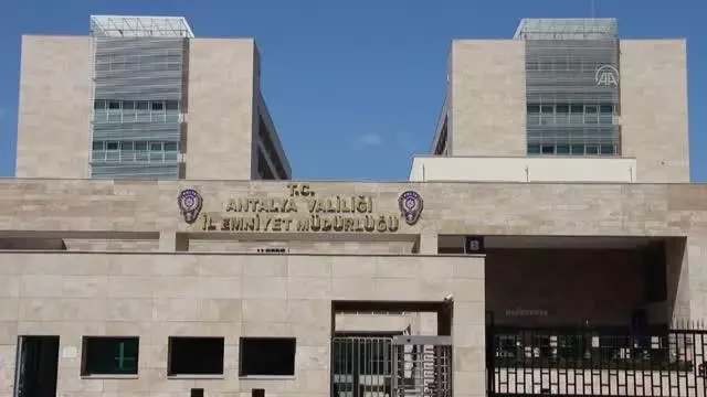 Kablo hırsızlığı iddiasıyla yakalanan 3 zanlı tutuklandı Kablo hırsızlığı iddiasıyla yakalanan 3 zanlı tutuklandı