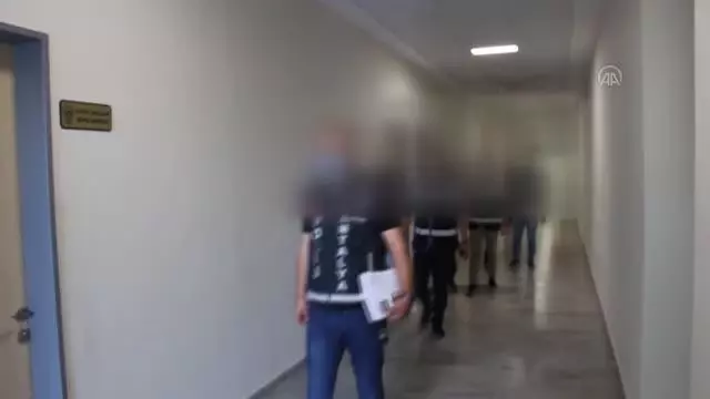 Kablo hırsızlığı iddiasıyla yakalanan 3 zanlı tutuklandı Kablo hırsızlığı iddiasıyla yakalanan 3 zanlı tutuklandı