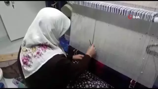 Kanser hastası kadın televizyonda gördüğü Yağcıbedir halısını dokumaya başladı, moral buldu Kanser hastası kadın televizyonda gördüğü Yağcıbedir halısını dokumaya başladı, moral buldu