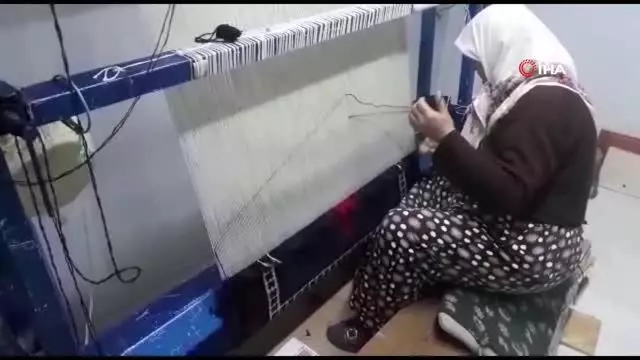 Kanser hastası kadın televizyonda gördüğü Yağcıbedir halısını dokumaya başladı, moral buldu Kanser hastası kadın televizyonda gördüğü Yağcıbedir halısını dokumaya başladı, moral buldu