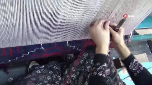 Kanser hastası kadın televizyonda gördüğü Yağcıbedir halısını dokumaya başladı, moral buldu Kanser hastası kadın televizyonda gördüğü Yağcıbedir halısını dokumaya başladı, moral buldu