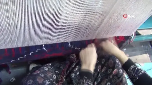 Kanser hastası kadın televizyonda gördüğü Yağcıbedir halısını dokumaya başladı, moral buldu Kanser hastası kadın televizyonda gördüğü Yağcıbedir halısını dokumaya başladı, moral buldu