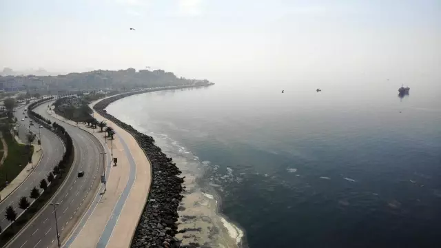 Kartal'da başlayan deniz salyası istilası Pendik sahillerine kadar geldi Kartal'da başlayan deniz salyası istilası Pendik sahillerine kadar geldi
