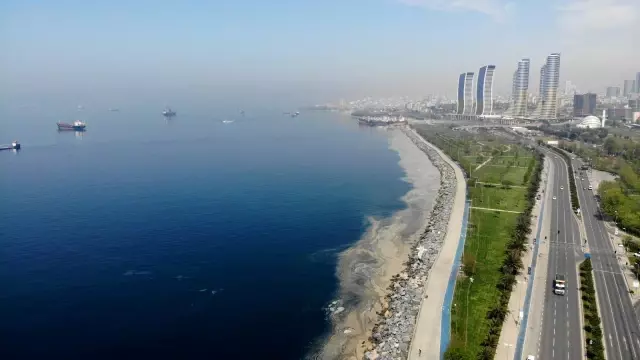 Kartal'da başlayan deniz salyası istilası Pendik sahillerine kadar geldi Kartal'da başlayan deniz salyası istilası Pendik sahillerine kadar geldi