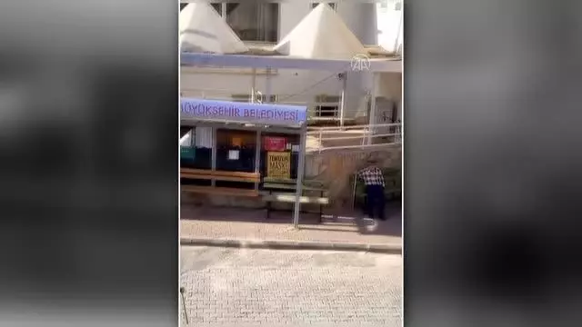 Son dakika: Kaş'ta polis yolun karşısına geçmekte zorlanan yaşlı kadına yardım etti Son dakika: Kaş'ta polis yolun karşısına geçmekte zorlanan yaşlı kadına yardım etti