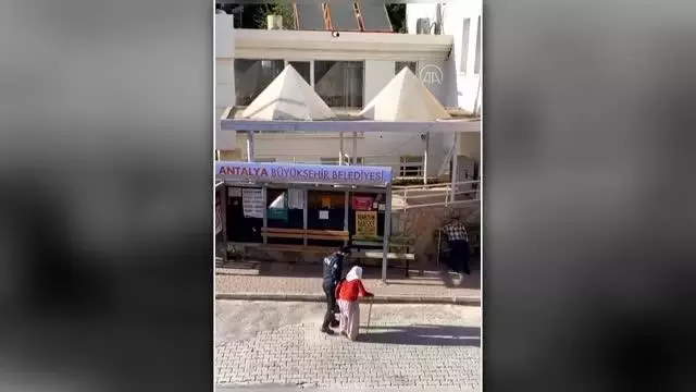 Son dakika: Kaş'ta polis yolun karşısına geçmekte zorlanan yaşlı kadına yardım etti Son dakika: Kaş'ta polis yolun karşısına geçmekte zorlanan yaşlı kadına yardım etti