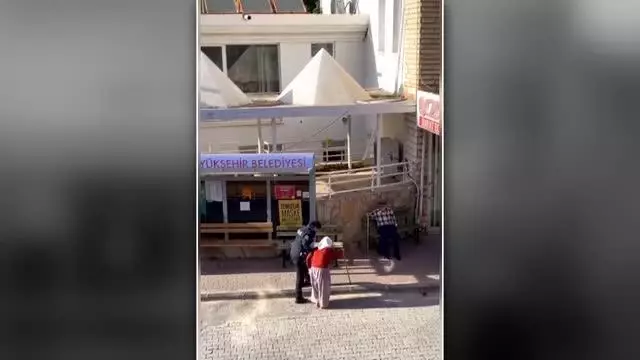 Son dakika: Kaş'ta polis yolun karşısına geçmekte zorlanan yaşlı kadına yardım etti Son dakika: Kaş'ta polis yolun karşısına geçmekte zorlanan yaşlı kadına yardım etti