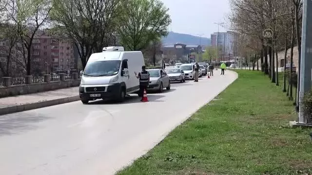 KASTAMONU - Vali Çakır, 'tam kapanma'da il dışından gelenlerin 10 gün karantinada kalmalarını istedi KASTAMONU - Vali Çakır, 'tam kapanma'da il dışından gelenlerin 10 gün karantinada kalmalarını istedi