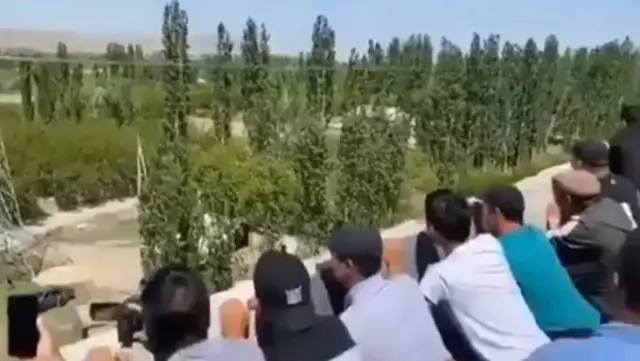 Kırgızistan ile Tacikistan sınırındaki taşlı kavga son yılların en büyük çatışmasına döndü: En az 13 ölü, onlarca yaralı var Kırgızistan ile Tacikistan sınırındaki taşlı kavga son yılların en büyük çatışmasına döndü: En az 13 ölü, onlarca yaralı var
