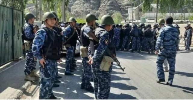Kırgızistan ile Tacikistan sınırında taşlı kavga çatışma döndü: En az 13 ölü, onlarca yaralı var Kırgızistan ile Tacikistan sınırında taşlı kavga çatışma döndü: En az 13 ölü, onlarca yaralı var