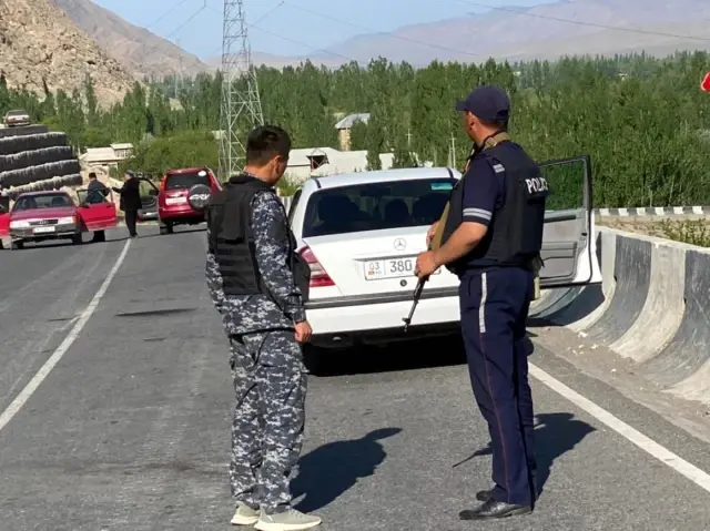Kırgızistan ile Tacikistan sınırındaki taşlı kavga son yılların en büyük çatışmasına döndü: En az 13 ölü, onlarca yaralı var Kırgızistan ile Tacikistan sınırındaki taşlı kavga son yılların en büyük çatışmasına döndü: En az 13 ölü, onlarca yaralı var