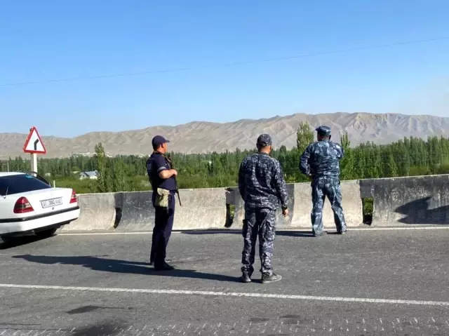 Kırgızistan ile Tacikistan sınırındaki taşlı kavga son yılların en büyük çatışmasına döndü: En az 13 ölü, onlarca yaralı var Kırgızistan ile Tacikistan sınırındaki taşlı kavga son yılların en büyük çatışmasına döndü: En az 13 ölü, onlarca yaralı var