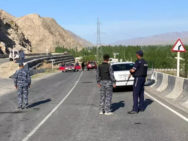 Kırgızistan ile Tacikistan sınırındaki taşlı kavga son yılların en büyük çatışmasına döndü: En az 13 ölü, onlarca yaralı var Kırgızistan ile Tacikistan sınırındaki taşlı kavga son yılların en büyük çatışmasına döndü: En az 13 ölü, onlarca yaralı var