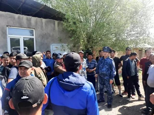 Kırgızistan ile Tacikistan sınırındaki taşlı kavga son yılların en büyük çatışmasına döndü: En az 13 ölü, onlarca yaralı var Kırgızistan ile Tacikistan sınırındaki taşlı kavga son yılların en büyük çatışmasına döndü: En az 13 ölü, onlarca yaralı var