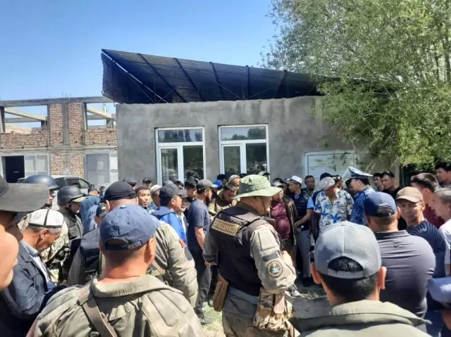 Kırgızistan ile Tacikistan sınırındaki taşlı kavga son yılların en büyük çatışmasına döndü: En az 13 ölü, onlarca yaralı var Kırgızistan ile Tacikistan sınırındaki taşlı kavga son yılların en büyük çatışmasına döndü: En az 13 ölü, onlarca yaralı var