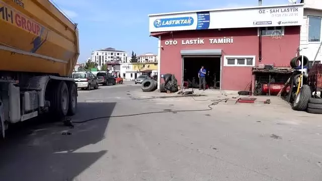 KIRKLARELİ - Kısıtlamadan muaf tutulan lastik tamircileri mesailerini sürdürüyor KIRKLARELİ - Kısıtlamadan muaf tutulan lastik tamircileri mesailerini sürdürüyor