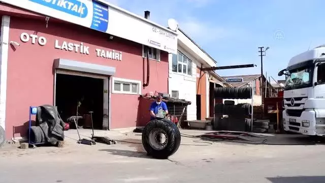 KIRKLARELİ - Kısıtlamadan muaf tutulan lastik tamircileri mesailerini sürdürüyor KIRKLARELİ - Kısıtlamadan muaf tutulan lastik tamircileri mesailerini sürdürüyor