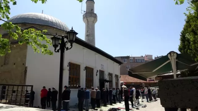 Kırklareli'nde cuma namazı yürüyüş mesafesindeki camilerde kılındı