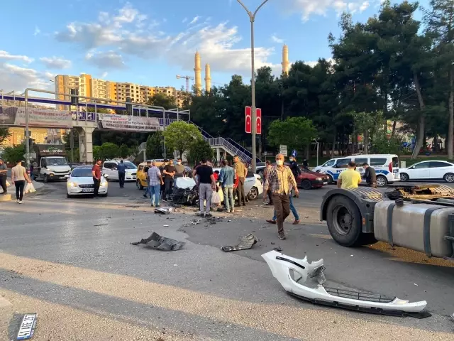 Kırmızı ışığı ihlal eden tır otomobile çarptı: 2 yaralı Kırmızı ışığı ihlal eden tır otomobile çarptı: 2 yaralı