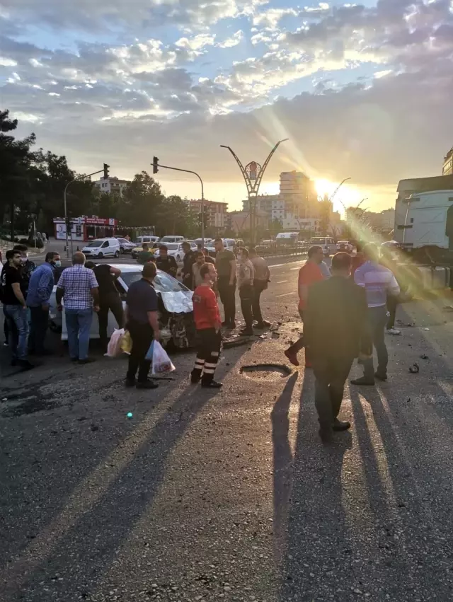 Kırmızı ışığı ihlal eden tır otomobile çarptı: 2 yaralı Kırmızı ışığı ihlal eden tır otomobile çarptı: 2 yaralı