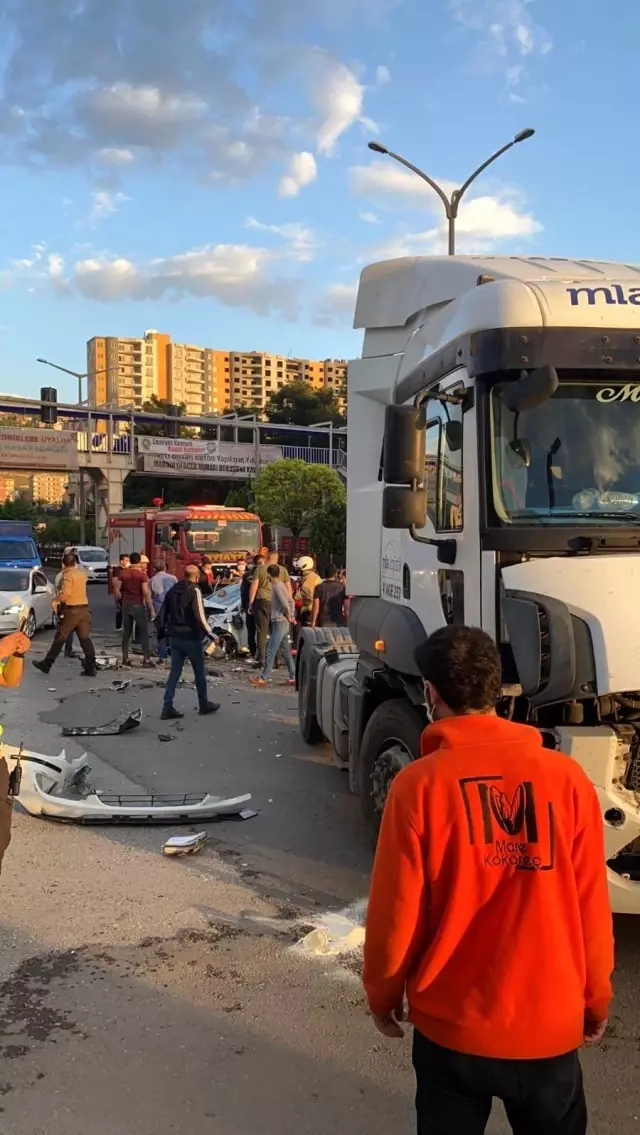 Kırmızı ışığı ihlal eden tır otomobile çarptı: 2 yaralı Kırmızı ışığı ihlal eden tır otomobile çarptı: 2 yaralı
