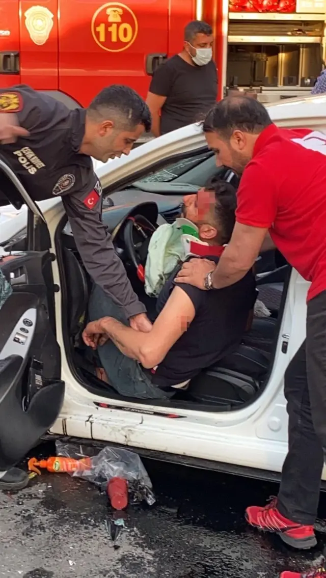 Kırmızı ışığı ihlal eden tır otomobile çarptı: 2 yaralı Kırmızı ışığı ihlal eden tır otomobile çarptı: 2 yaralı