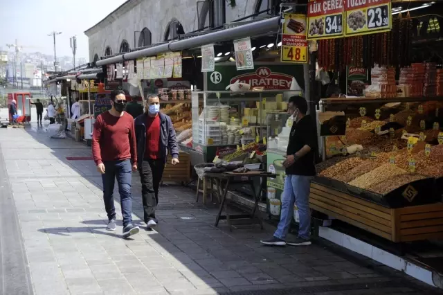 Kısıtlamadan muaf Eminönü esnafı turistlere hizmet veriyor Kısıtlamadan muaf Eminönü esnafı turistlere hizmet veriyor