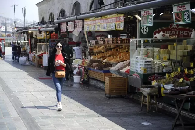 Kısıtlamadan muaf Eminönü esnafı turistlere hizmet veriyor Kısıtlamadan muaf Eminönü esnafı turistlere hizmet veriyor