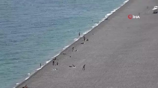 Kısıtlamanın ilk gününde sahiller turistlere kaldı Kısıtlamanın ilk gününde sahiller turistlere kaldı