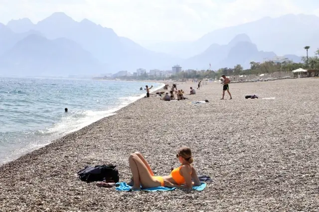 Kısıtlamanın ilk gününde sahiller turistlere kaldı Kısıtlamanın ilk gününde sahiller turistlere kaldı
