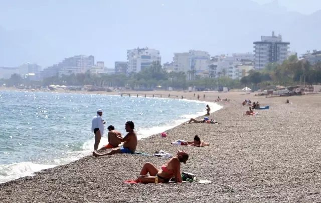 Kısıtlamanın ilk gününde sahiller turistlere kaldı Kısıtlamanın ilk gününde sahiller turistlere kaldı
