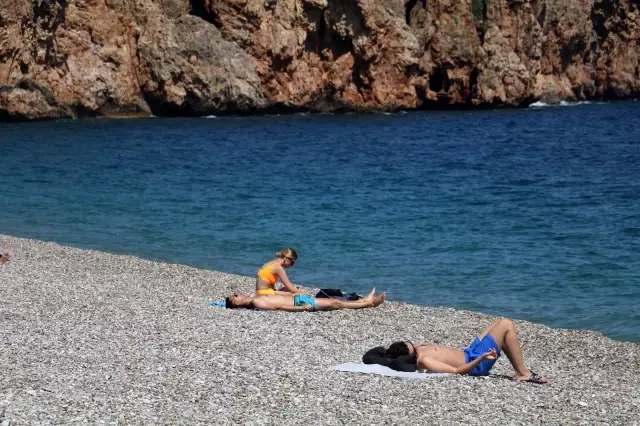 Kısıtlamanın ilk gününde sahiller turistlere kaldı Kısıtlamanın ilk gününde sahiller turistlere kaldı